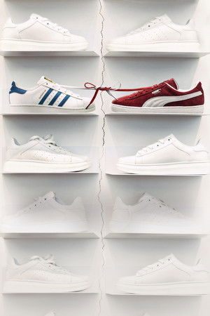 Sneakerháborúk: Adidas vs. Puma poszter