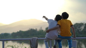 บ้านพักหลังป่วนกับก๊วนเด็กเมือง 2 háttérkép