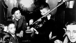 Into the Arms of Strangers: Stories of the Kindertransport háttérkép