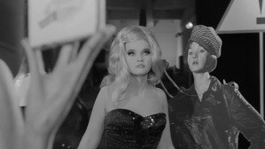Un film cu o fată fermecătoare háttérkép