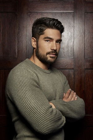 D.J. Cotrona profil kép