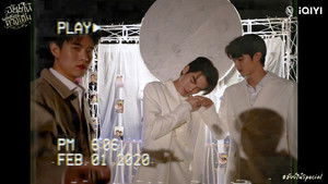 อัยย์ไน๋พระจันทร์ดวงเดิม háttérkép