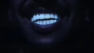 Des dents blanches... au rire jaune ! háttérkép