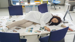 女王の法医学～屍活師～ kép
