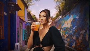 Egy ital Shay Mitchell-lel kép