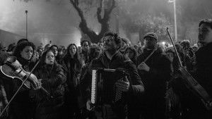 Karanlık Zamanlarda Şarkı Söylemek háttérkép
