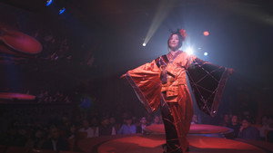 彼女は夢で踊る háttérkép