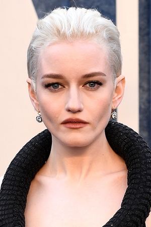 Julia Garner profil kép