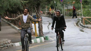 زندگی با چشمان بسته háttérkép