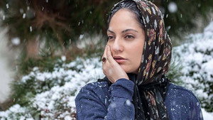 برف روی کاج‌ها háttérkép
