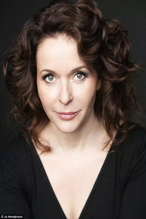 Julia Sawalha profil kép