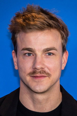 Albrecht Schuch profil kép