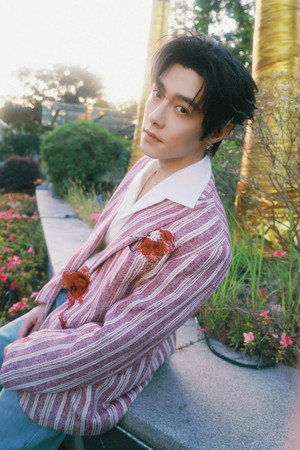 Fang Yilun profil kép