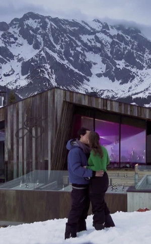 Guy Proposes To His Girlfriend On A Mountain poszter