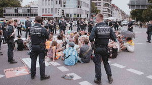 BE WILD - DIE NORMALITÄT IST RADIKAL háttérkép