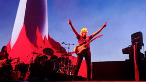 Roger Waters: Us + Them háttérkép