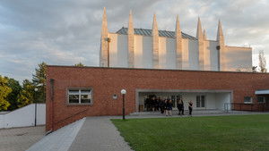 Ztracený architekt Ernst Wiesner háttérkép