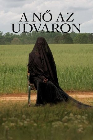 A nő az udvaron