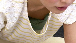 胸チラしているのに気付かず働く女子社員に手を出しちゃった俺2 - 鳴美れい háttérkép