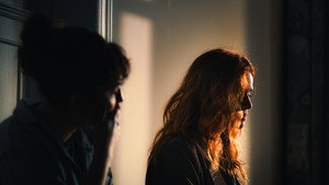Sobre uma Mulher háttérkép