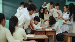 Cô Gái Đến Từ Hôm Qua háttérkép