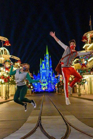 Disney Holiday Magic Quest poszter
