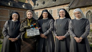 Das Kloster bleibt im Dorf háttérkép