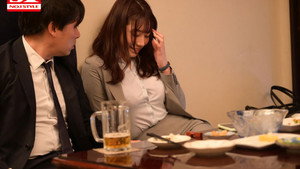 出張先で軽蔑している中年セクハラ上司とまさかの相部屋に…朝まで続く絶倫性交に不覚にも感じてしまった私 háttérkép