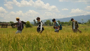 บ้านพักหลังป่วนกับก๊วนเด็กเมือง háttérkép