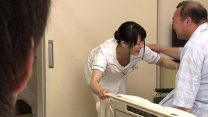 胸チラしているのに気付かず働く担当看護師に手を出しちゃった俺 - 川越ゆい háttérkép