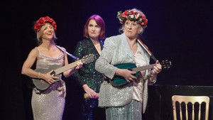 FASCINATING AÏDA: The 40th Anniversary Show! háttérkép