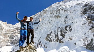 À l’Ombre du Chamlang háttérkép